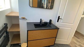 Doccia, asciugacapelli, asciugamani, sapone