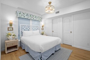 6 Schlafzimmer, Schreibtisch, Bügeleisen/Bügelbrett, Reisekinderbett