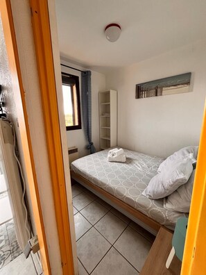 2 quartos, ferros/tábuas de passar roupa, berço de viagem