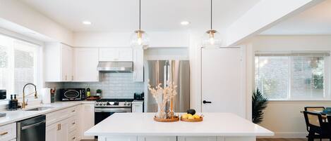 Réfrigérateur, four à micro-ondes, un four, surface de cuisson