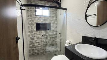 Habitación estándar doble | Baño | Ducha, toallas, jabón y champú