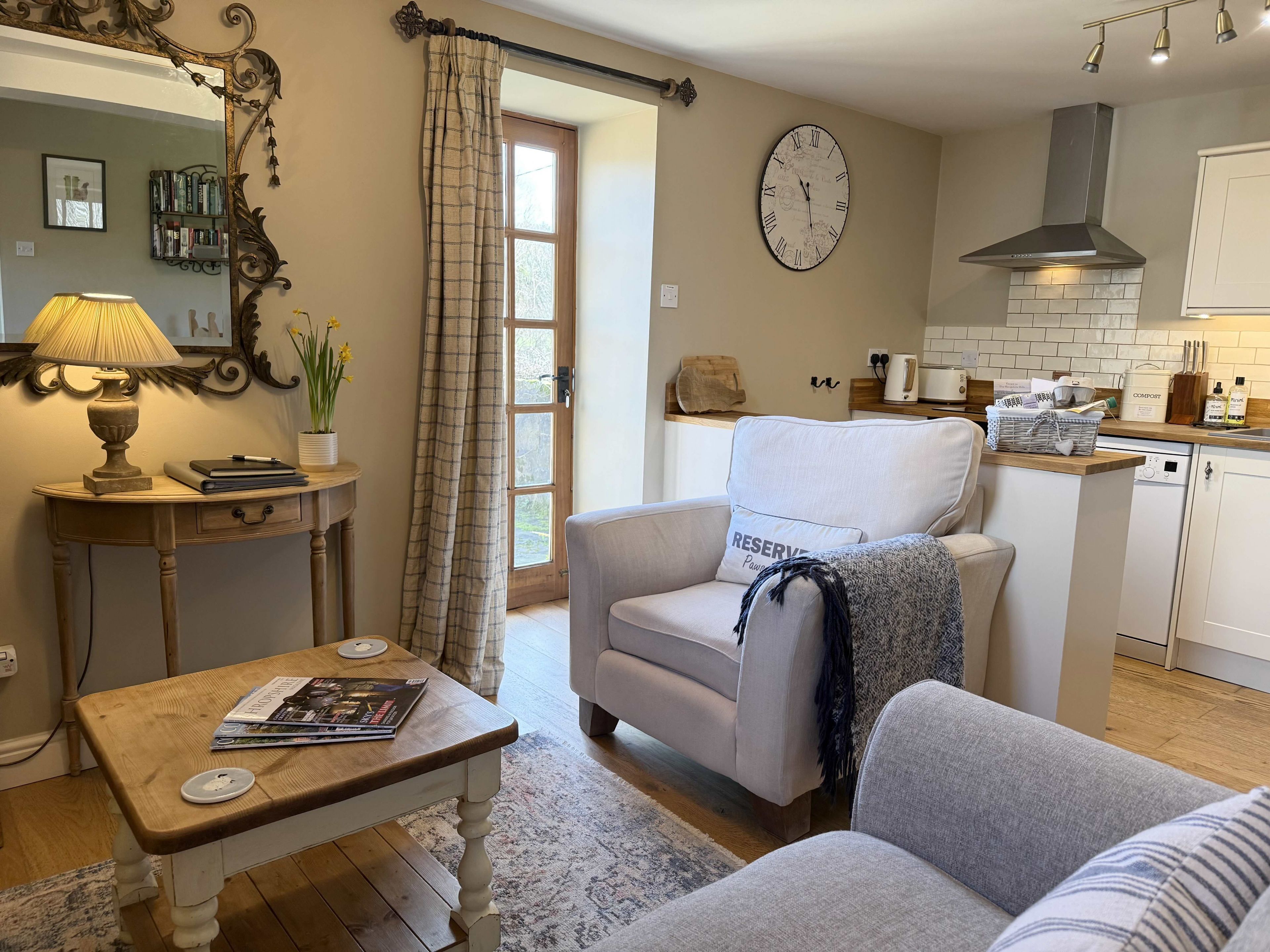 Smart-tv, dvd-spelare, ett bordtennisbord och ett filmbibliotek