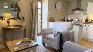 Smart-tv, dvd-spelare, ett bordtennisbord och ett filmbibliotek