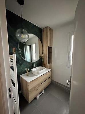 Douche, sèche-cheveux, serviettes fournies, savon