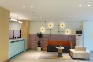 A reception area with a counter, seating, and a decorative wall. - Jinjiang Inn (Nanjing Zhongfu Road Metro Station, Jianing Road) (Nanjing)