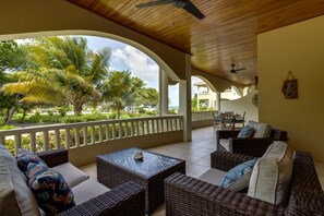Terrace/patio - Luxurious 2BR Beachfront shared Pool & Modern (Placencia)