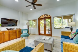 Smart TV, books - Luxurious 2BR Beachfront shared Pool & Modern (Placencia)