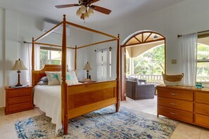 2 bedrooms, iron/ironing board, Internet, bed sheets - Luxurious 2BR Beachfront shared Pool & Modern (Placencia)