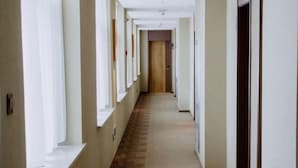 A long, narrow hallway with a carpeted floor and white walls. - Homeinn · neo (Bei'an Passenger Station Bei'an Railway Station) (Bei'an)