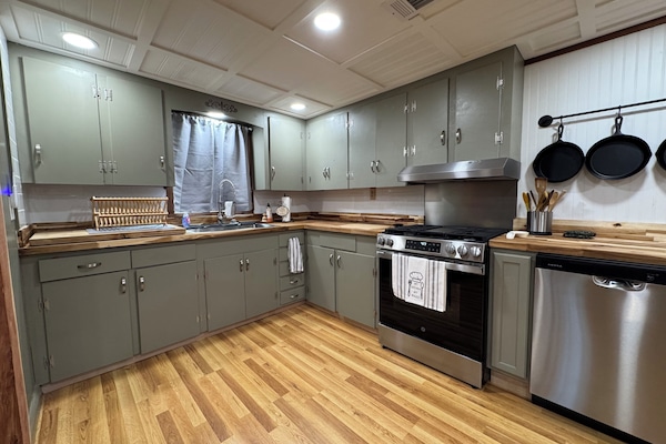 Kylskåp, mikrovågsugn, ugn och spishäll