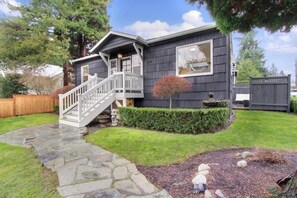 Exterior - Walkable 2BR/2BA Modern Charmer w/BBQ near Park (Seattle)