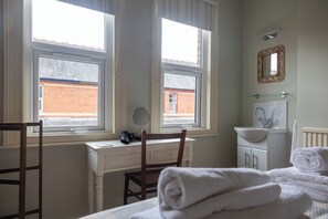 Ducha, secador de pelo, toallas y jabón