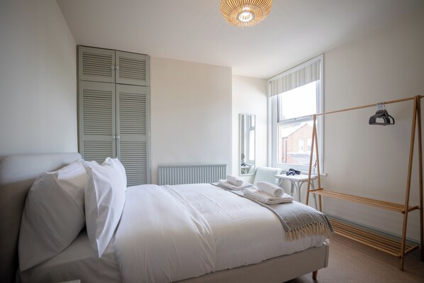 3 bedrooms, desk, iron/ironing board, travel cot