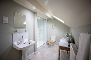 Een douche, een haardroger, handdoeken, zeep