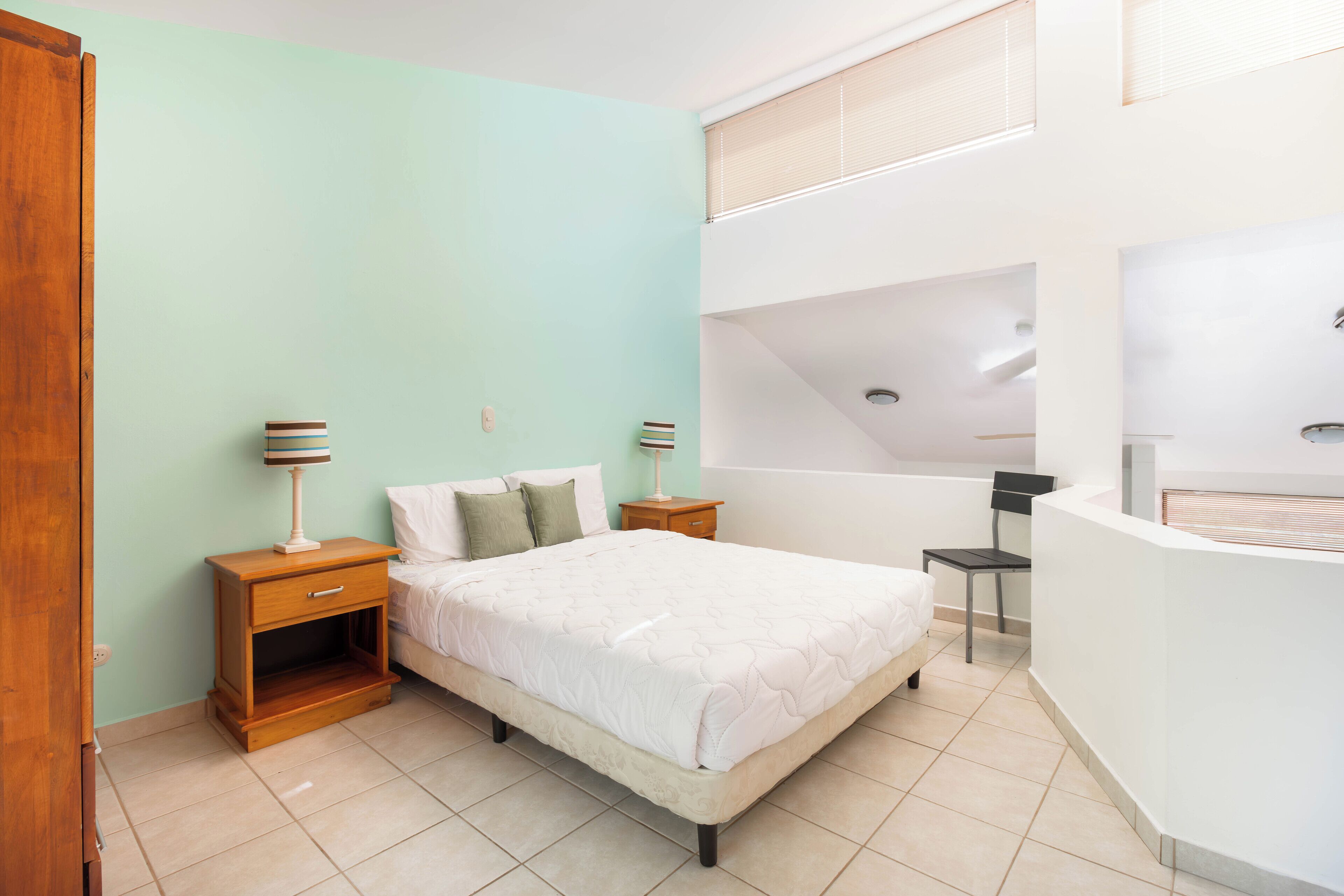 2 chambres, coffres-forts dans les chambres, fer et planche à repasser