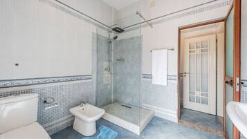 Hårtork och handdukar