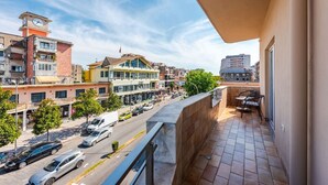 A balcony with a view of a street and buildings. - The Old-Clock Apartment by PikHost (Shkodër)