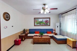 Lobby-lounge
