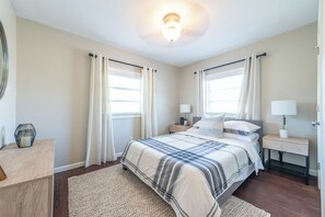 2 bedrooms, iron/ironing board, WiFi, bed sheets - Experience charming downtown Winter Garden! 1 block from it all! (Winter Garden)