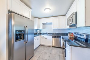 Private kitchen - Experience charming downtown Winter Garden! 1 block from it all! (Winter Garden)