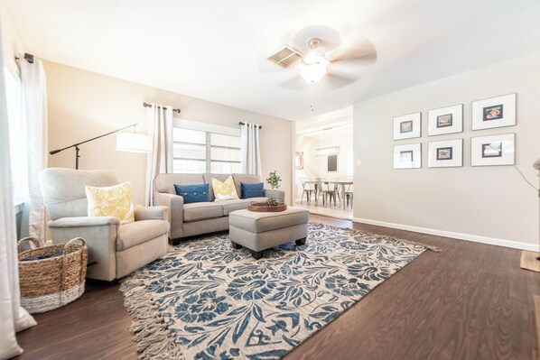 Living area - Experience charming downtown Winter Garden! 1 block from it all! (Winter Garden)