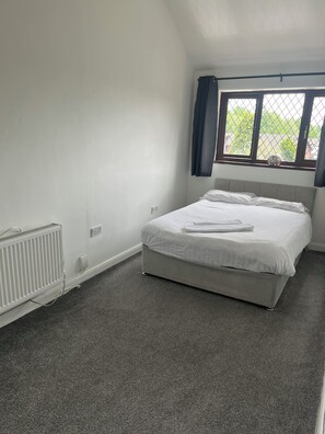 5 soverom, strykejern/-brett, wi-fi og sengetøy