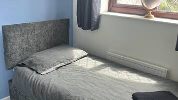 5 bedrooms, iron/ironing board, WiFi, bed sheets