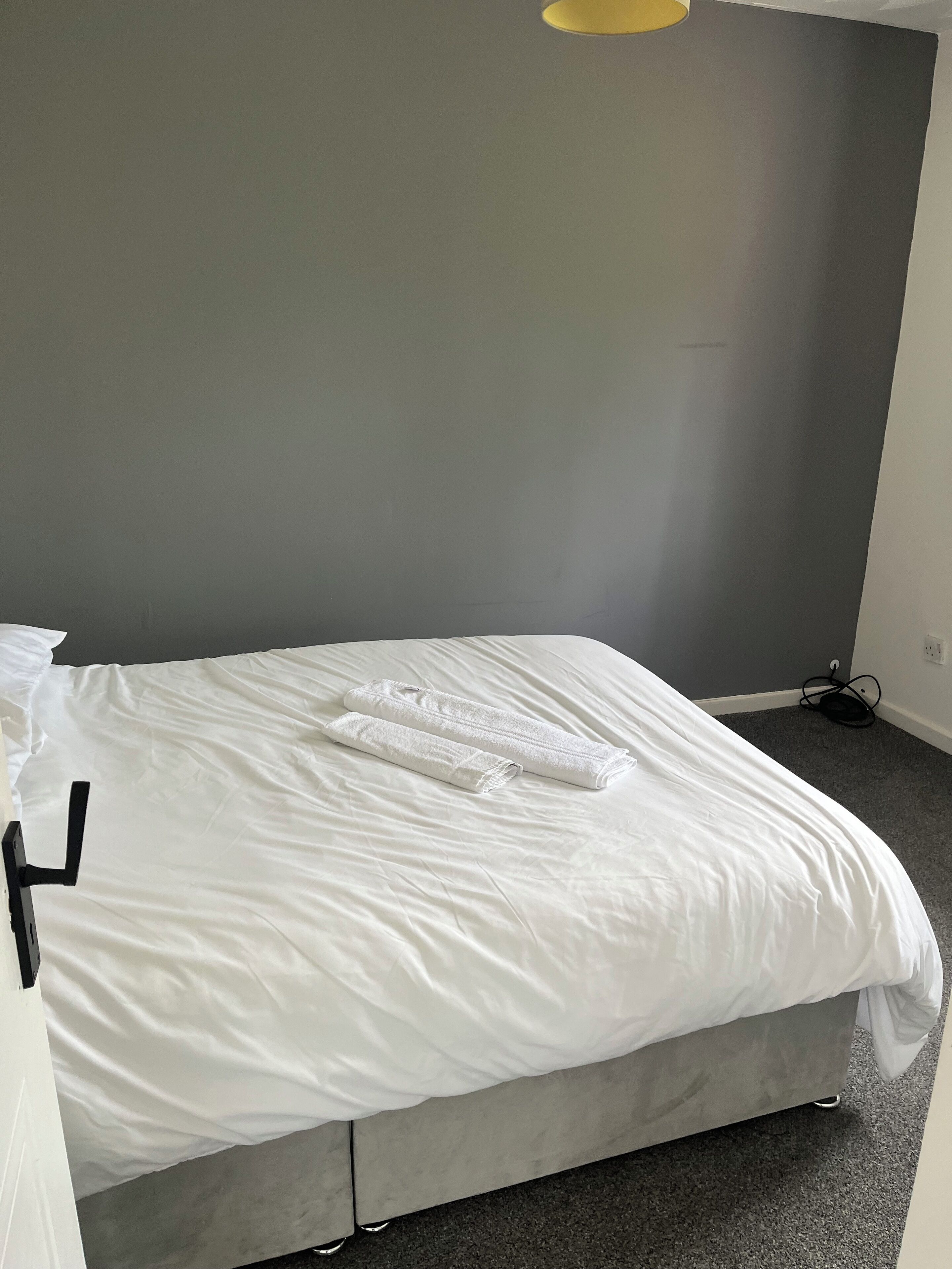 5 bedrooms, iron/ironing board, WiFi, bed sheets