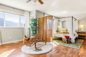4 bedrooms, desk, iron/ironing board, free WiFi