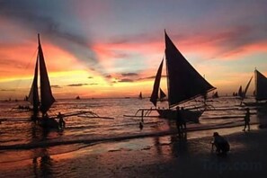 Unclassified image, 3 of 80, button - Levantin Boracay (Boracay Island)