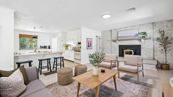 Smart TV, fireplace