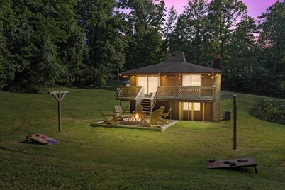 5min to Lake, 20min to NRG, Hot Tub, Fire Pit, BBQ. Quiet&Secluded. Pet Friendly