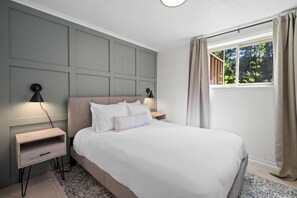 3 bedrooms, WiFi, bed sheets - 5min to Lake, 20min to NRG, Hot Tub, Fire Pit, BBQ. Quiet&Secluded. Pet Friendly (Mount Nebo)