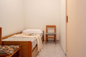 1 dormitori, planxa i posts de planxar, wifi gratuïta i roba de llit