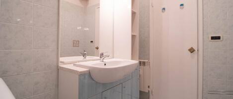 Doccia, asciugacapelli, asciugamani