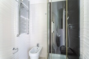 Dusche, Haartrockner, Bidet, Handtücher