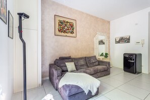 TV - iFlat| Peaceful and Intimate Refuge in Trastevere (Roma)