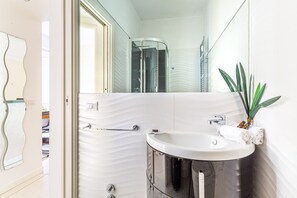 Douche, sèche-cheveux, bidet