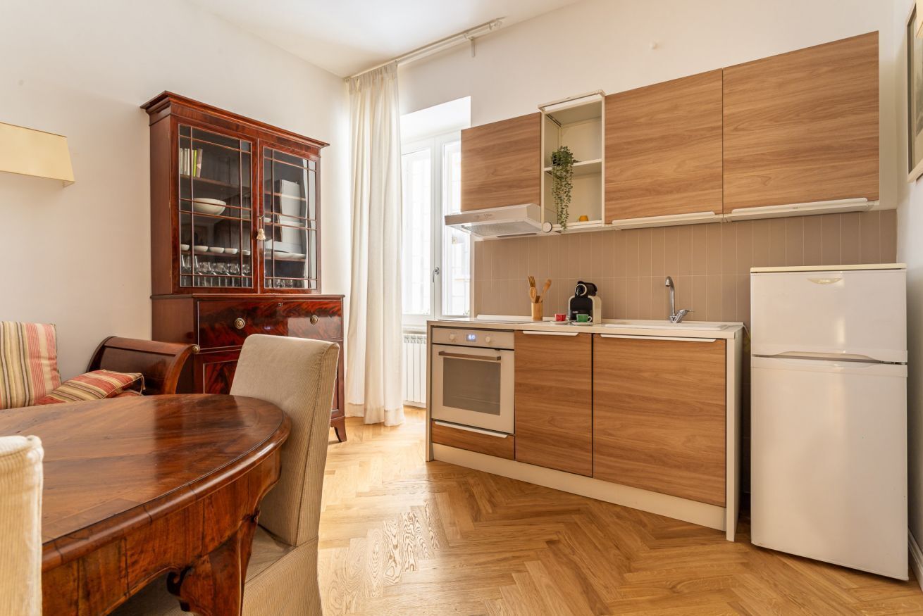 Een koelkast, een oven, een vaatwasser, een broodrooster