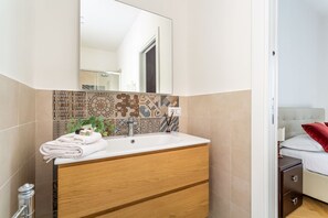 Regadera, secadora de cabello, bidet, toallas 