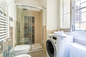 Shower, hair dryer, bidet - iFlat | A Peaceful Nest In The Eternal City (Roma)