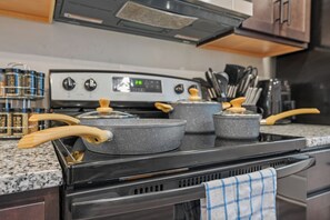 Een koelkast, een microgolfoven, een oven, een kookplaat