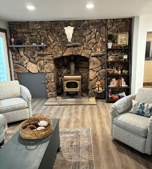 Smart TV, chimenea, videojuegos y libros