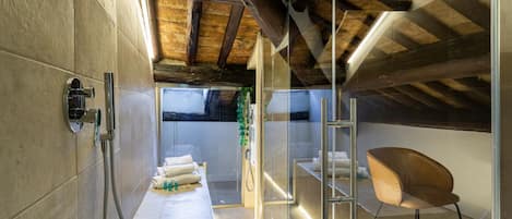 Dusche, Haartrockner, Bidet