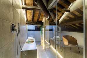 Dusche, Haartrockner, Bidet