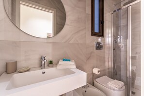 Dusj, hårføner og bidé