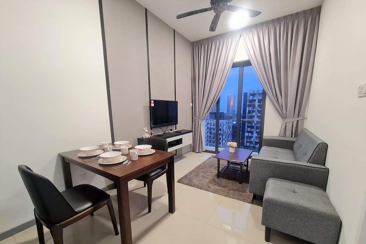 Familie appartement, balkon, uitzicht op de stad | Woonruimte | Een 43-inch smart-tv met digitale zenders en streamingdiensten