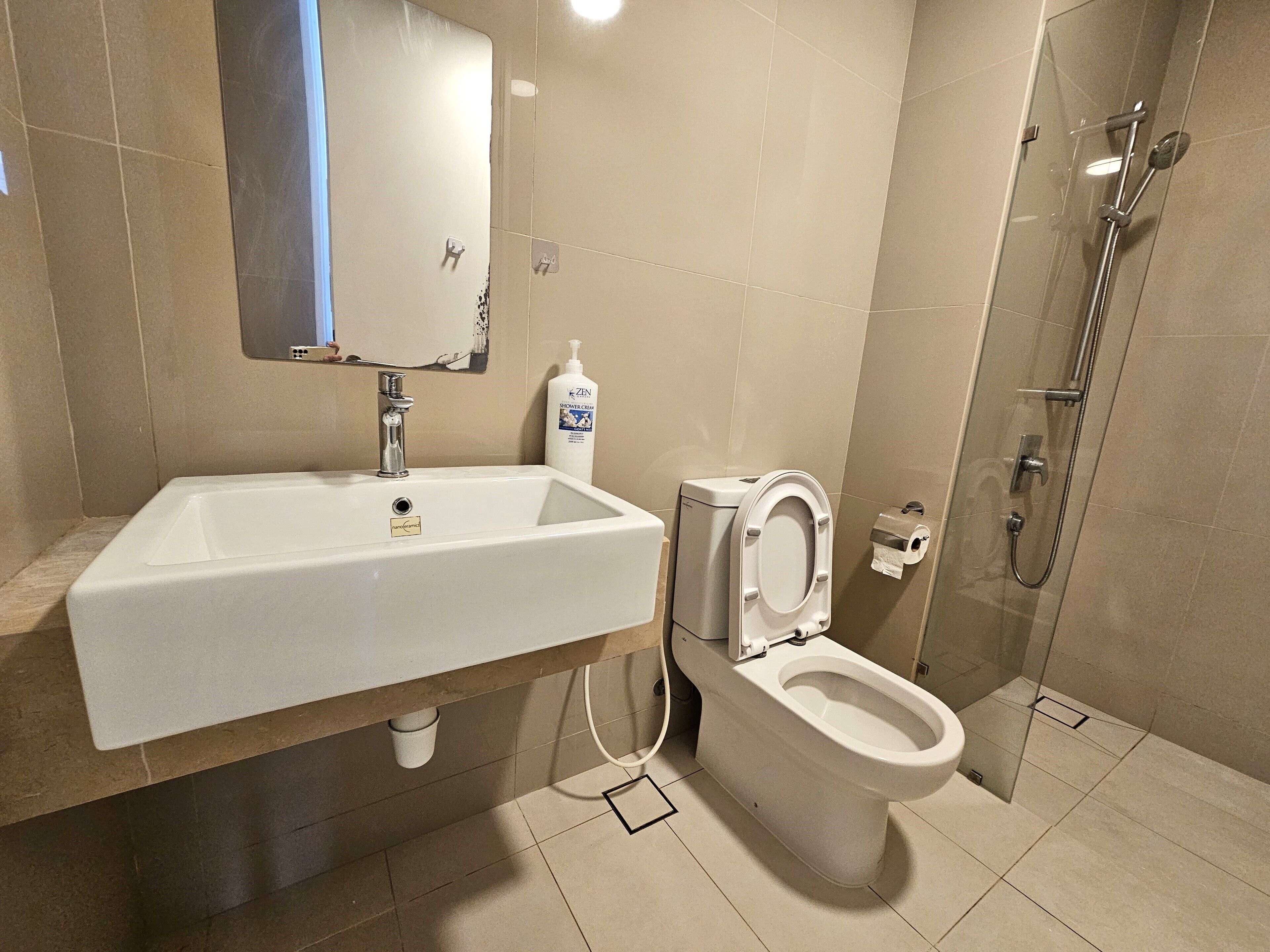 Ein Badezimmer mit Waschbecken, Toilette und Dusche.