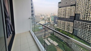 A high-rise building with a modern design, featuring a glass balcony and a view of the surrounding cityscape. - Southlink Lifestyle Apartment Bangsar (Kuala Lumpur)