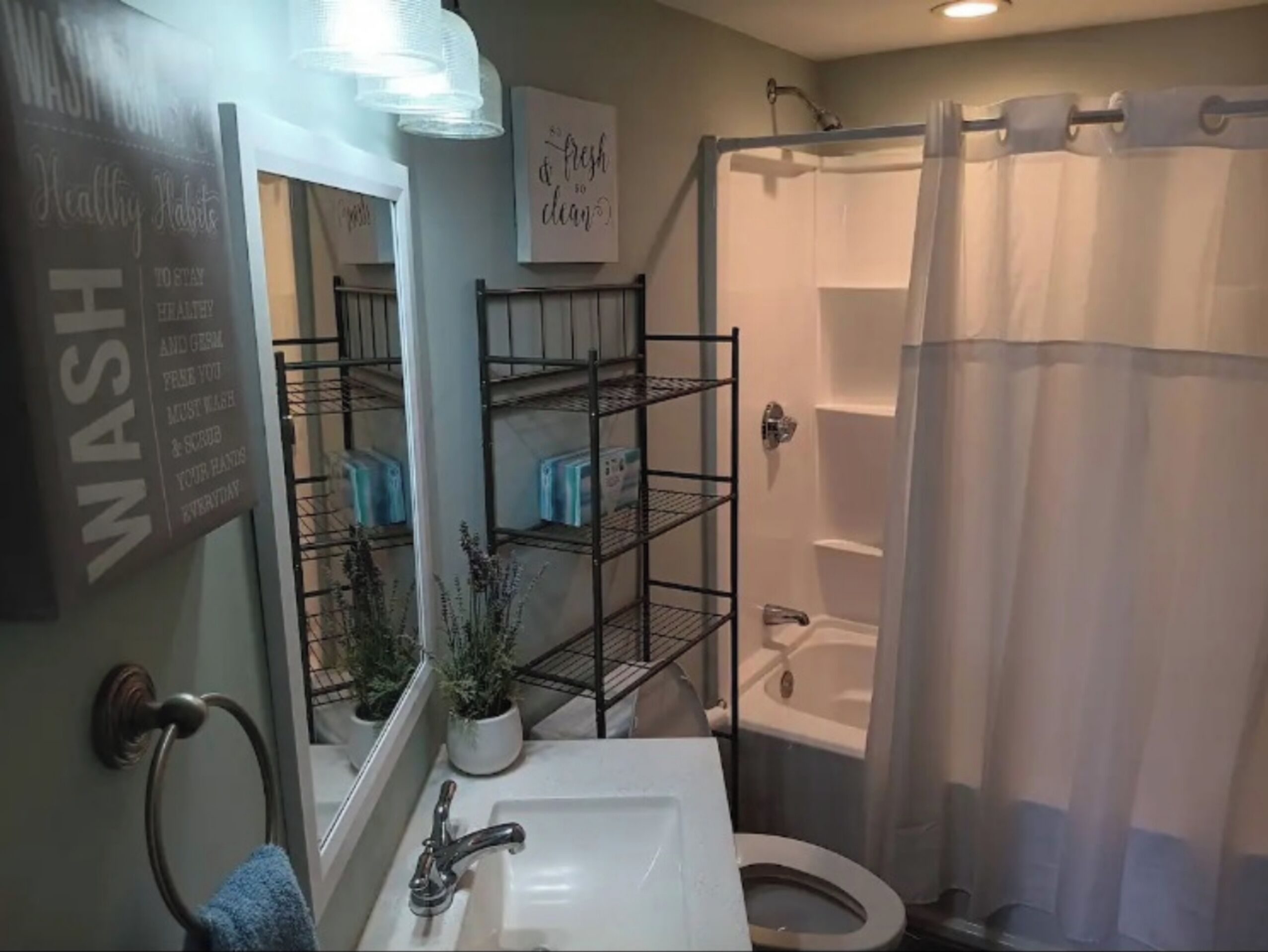 Toallas, jabón, papel de baño 